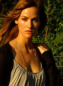 General knowledge about Kelly Overton